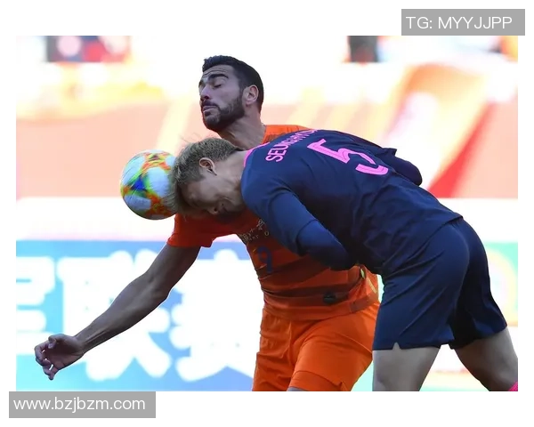 足球明星亲自送手机给粉丝惊喜瞬间引发热议和感动